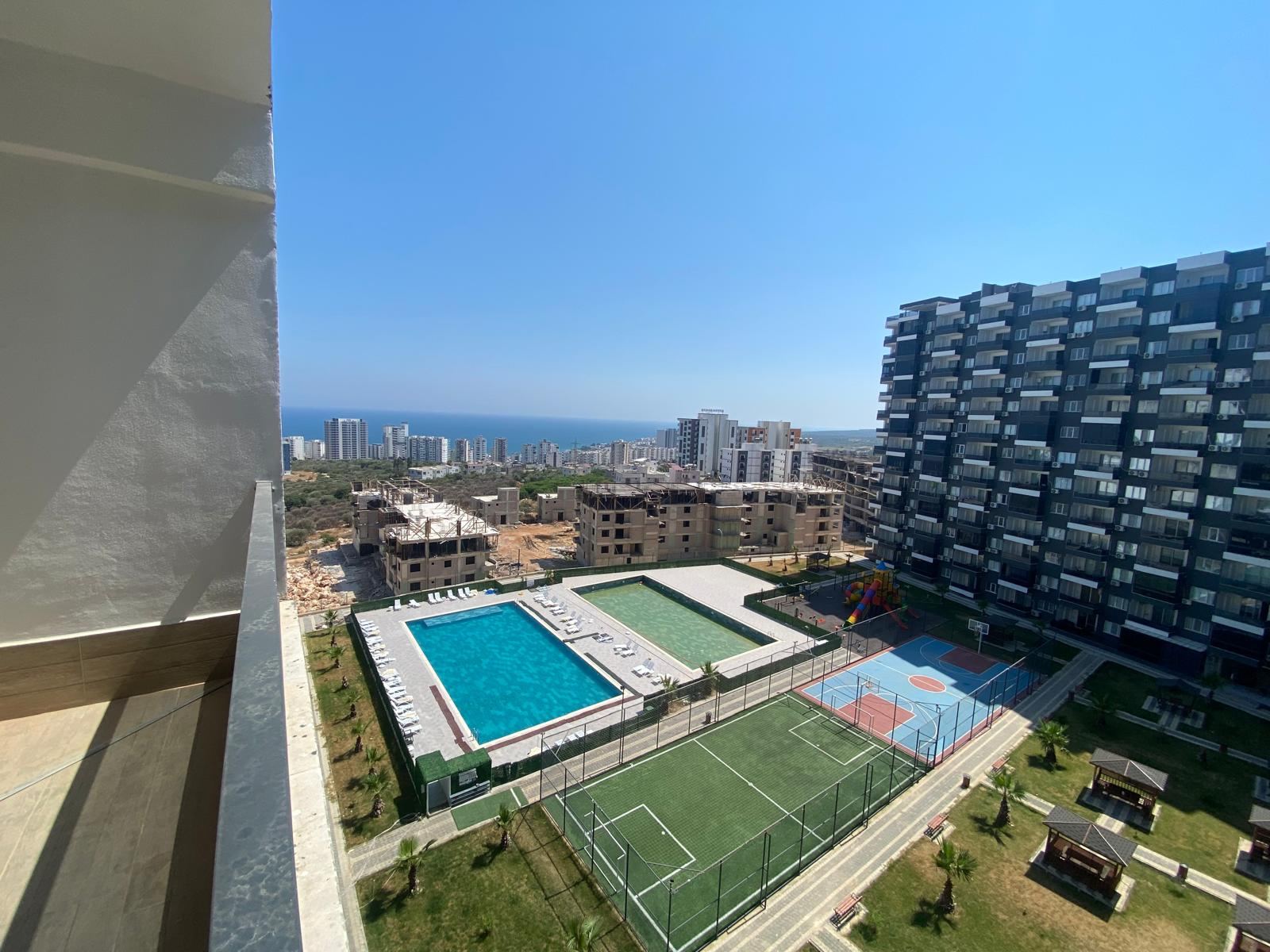 Üst kattan havuz, sahalar ve deniz